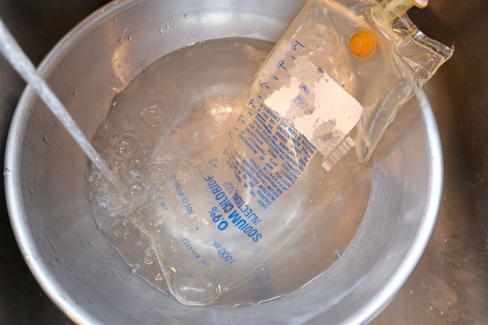 Warming a fluid bag in water