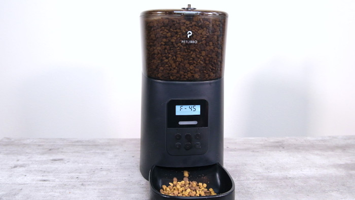 Petlibro automatic pet feeder dispensing