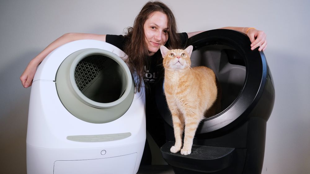 Leo's Loo Too y Litter-Robot 4 uno al lado del otro