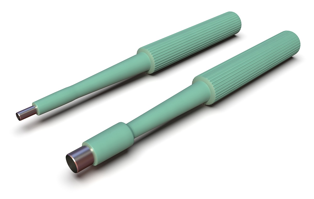Primer plano de tres punzones para biopsia, herramientas largas y verdes en forma de cilindro con puntas circulares plateadas.