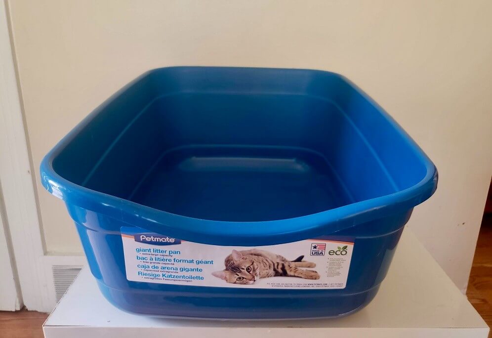 front view of petmate giant cat litter box