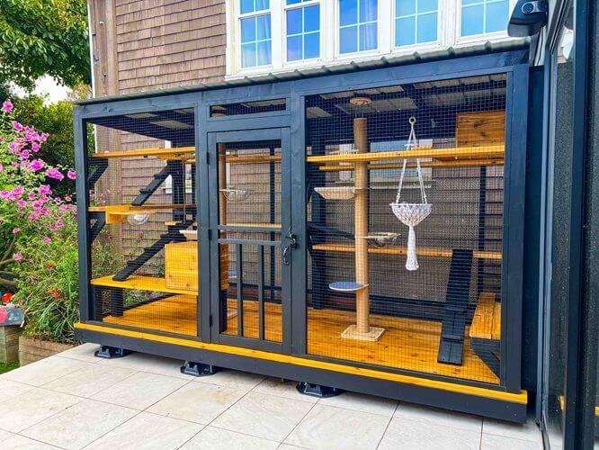 feral cat fish box house GDLF Solid Wood Outdoor Cat Shelter Ventilated for Summer resulting in a comfortable temperature inside FRISCO Farmhouse Cardboard Cat House,
