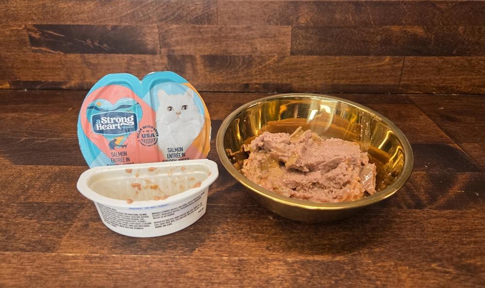 A Strong Heart Salmon Entree in Savory Juices Wet Cat Food