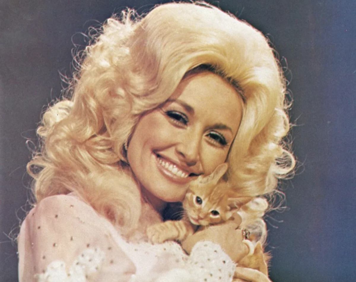 Dolly Parton houdt een katje vast